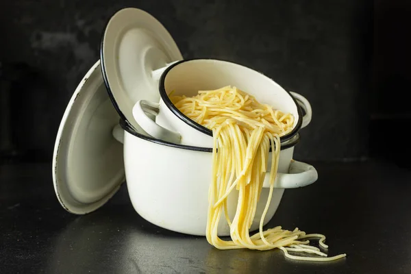 Espaguetis Cocidos Una Cacerola Trigo Duro Plato Italiano Orgánico — Foto de Stock