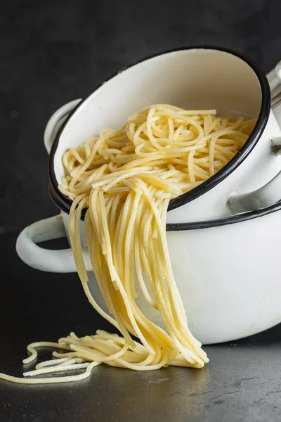 Σπαγγέτι Μαγειρεμένο Κατσαρόλα Σκληρό Σιτάρι Ιταλικό Πιάτο Βιολογικό — Φωτογραφία Αρχείου