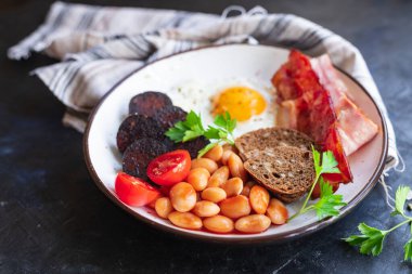 İngiliz kahvaltısı kızarmış yumurta taze siyah puding kan sosisi, tahıl ekmeği, fasulye, pastırma, yumurta sağlıklı yemek atıştırmalığı fotokopi alanı arka plan kırsal