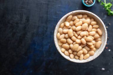 Yaz arkaplanı tropikal palmiye güneş gözlüğü hasır şapka, yaprak gevşeme aksesuarlar yaz tatili ruh hali tatil manzarası