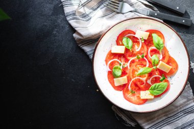 Domates salatası sebze fesleğen diyeti masada sağlıklı gıda diyeti abur cubur fotokopi mekanı arka plan kırsal. Vejetaryen ya da vejetaryen yemekleri