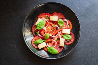 Domates salatası sebze fesleğen diyeti masada sağlıklı gıda diyeti abur cubur fotokopi mekanı arka plan kırsal. Vejetaryen ya da vejetaryen yemekleri