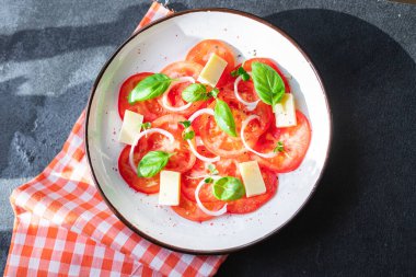 Domates salatası sebze fesleğen diyeti masada sağlıklı gıda diyeti abur cubur fotokopi mekanı arka plan kırsal. Vejetaryen ya da vejetaryen yemekleri