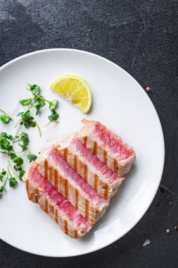 Ton balıklı ızgara ızgara ızgara balık bbq sağlıklı beslenme vejetaryen yemek fotokopisi uzay yemeği arka plan kırsal üst görünüm