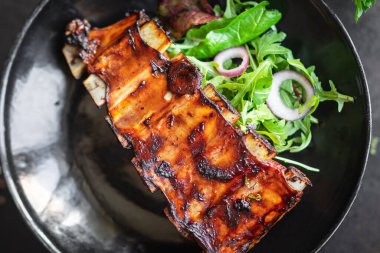 Salata ve sebzeli ızgara domuz pirzolası. 