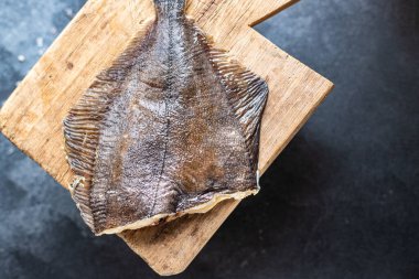 Çiğ çiğ balık. İkinci tabakta taze deniz ürünleri. Sağlıklı malzemeler. Üst görünüm yiyecek arka planı  