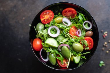 Taze roka, domates, soğan ve zeytinli salata. sağlıklı yiyecekler.