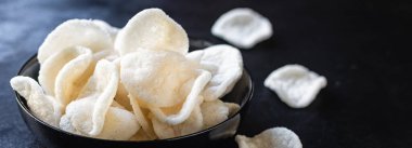 tapyoka cipsleri, pilav unu, yemek fotokopisi, uzay yemeği arka plan kırsal. Üst düzey diyet vejetaryen veya vejetaryen yemekleri