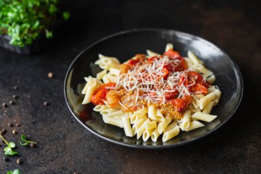 Domates soslu spagetti ve parmesan peyniri. 