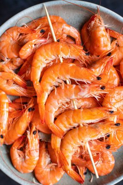 Baharatlı ve otlu ızgara karides. 