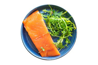 Limonlu somon filetosu ve tabakta bitkiler, yakın plan görüntü.