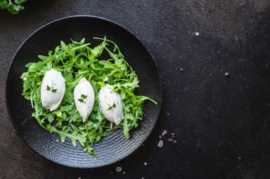 Tabağında roka olan taze ve sağlıklı bir salata. en üstteki görünüm.