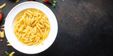 Masa arkasındaki kasede makarna. Üst Manzara. Metnin için boş yer.