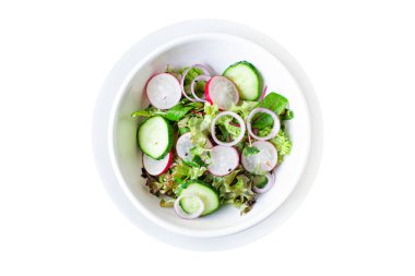 Taze sebzeli salata ve siyah arkaplanda roka. 