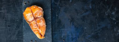 Baharatlı ve otlu ızgara somon bifteği. en üstteki görünüm.