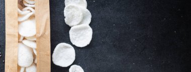 tapyoka cipsleri, pilav unu, yemek fotokopisi, uzay yemeği arka plan kırsal. Üst düzey diyet vejetaryen veya vejetaryen yemekleri