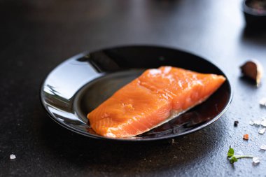 Limonlu somon filetosu ve tabakta bitkiler, yakın plan görüntü.