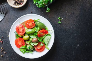 Taze roka, domates, soğan ve zeytinli salata. sağlıklı yiyecekler.