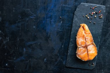 Baharatlı ve otlu ızgara somon bifteği. en üstteki görünüm.