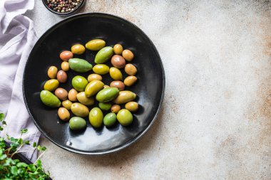 Taş zemin üzerinde yeşil zeytinler. en üstteki görünüm.