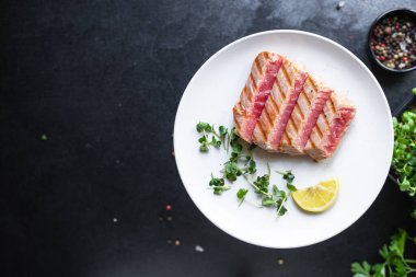 Ton balıklı ızgara ızgara ızgara balık bbq sağlıklı beslenme vejetaryen yemek fotokopisi uzay yemeği arka plan kırsal üst görünüm