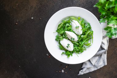 Tabağında roka olan taze ve sağlıklı bir salata. en üstteki görünüm.