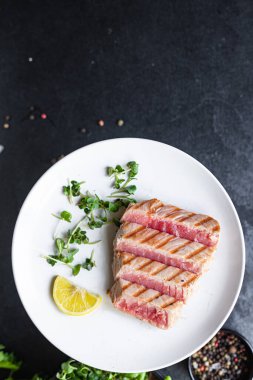 Ton balıklı ızgara ızgara ızgara balık bbq sağlıklı beslenme vejetaryen yemek fotokopisi uzay yemeği arka plan kırsal üst görünüm