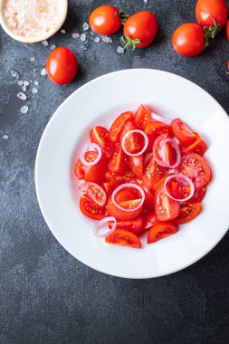 Masadaki kasedeki taze domatesler. en üstteki görünüm.
