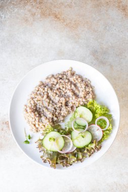 Kinoalı salata, roka ve salatalık, üst görünüm, kopyalama alanı