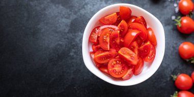 Masadaki kasedeki taze domatesler. en üstteki görünüm.