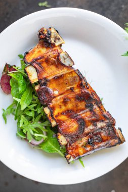 Salata ve sebzeli ızgara domuz pirzolası. 