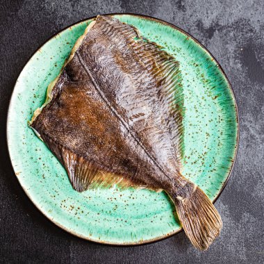 Çiğ çiğ balık. İkinci tabakta taze deniz ürünleri. Sağlıklı malzemeler. Üst görünüm yiyecek arka planı  