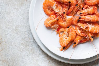 Limonlu ve baharatlı ızgara karides. en üstteki görünüm. 