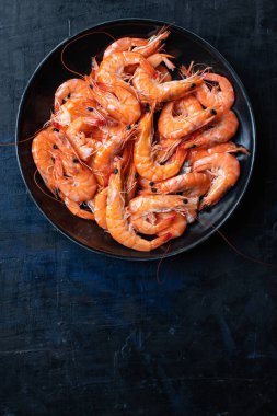 Limonlu ve baharatlı ızgara karides. en üstteki görünüm. 