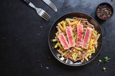 Domuz pastırmalı, domatesli ve fesleğenli spagetti 