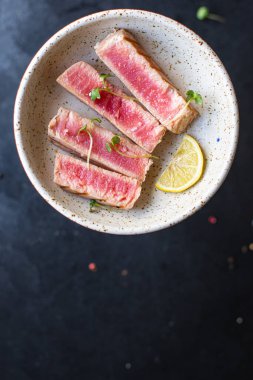 Ton balıklı ızgara ızgara ızgara balık bbq sağlıklı beslenme vejetaryen yemek fotokopisi uzay yemeği arka plan kırsal üst görünüm