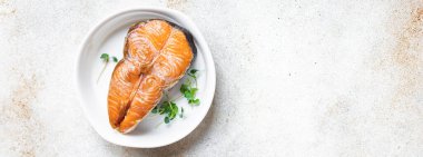 Baharatlı ve otlu ızgara somon bifteği. en üstteki görünüm.