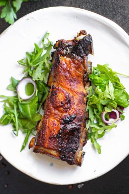 Salata ve sebzeli ızgara domuz pirzolası. 