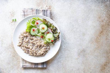 Kinoalı salata, roka ve salatalık, üst görünüm, kopyalama alanı