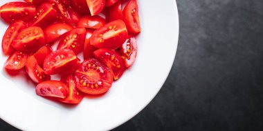 Masadaki kasedeki taze domatesler. en üstteki görünüm.