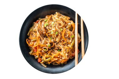 Kızarmış erişteyi sebze ve baharatla karıştır, yakından bak.