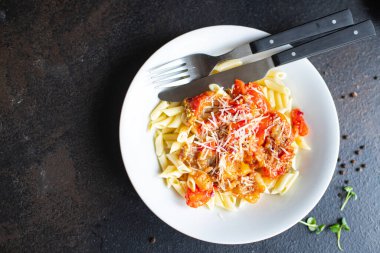 Domates soslu spagetti ve parmesan peyniri. 