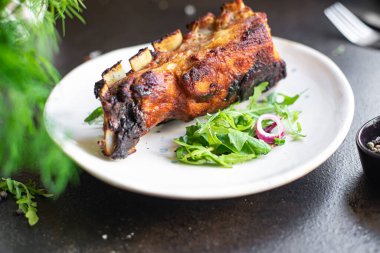 Salata ve sebzeli ızgara domuz pirzolası. 