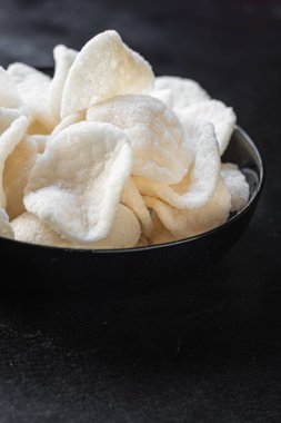 tapyoka cipsleri, pilav unu, yemek fotokopisi, uzay yemeği arka plan kırsal. Üst düzey diyet vejetaryen veya vejetaryen yemekleri