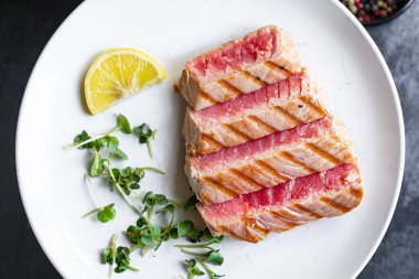 Ton balıklı ızgara ızgara ızgara balık bbq sağlıklı beslenme vejetaryen yemek fotokopisi uzay yemeği arka plan kırsal üst görünüm