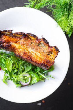 Salata ve sebzeli ızgara domuz pirzolası. 