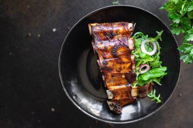 Salata ve sebzeli ızgara domuz pirzolası. 