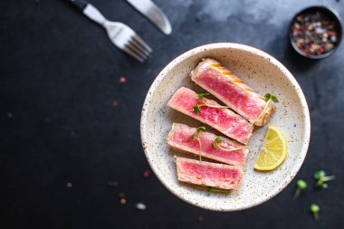 Ton balıklı ızgara ızgara ızgara balık bbq sağlıklı beslenme vejetaryen yemek fotokopisi uzay yemeği arka plan kırsal üst görünüm