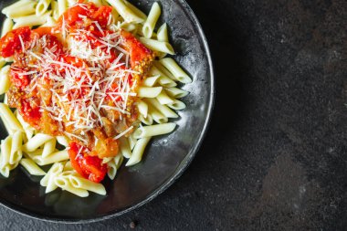 Domates soslu spagetti ve parmesan peyniri. 