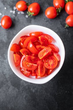 Masadaki kasedeki taze domatesler. en üstteki görünüm.